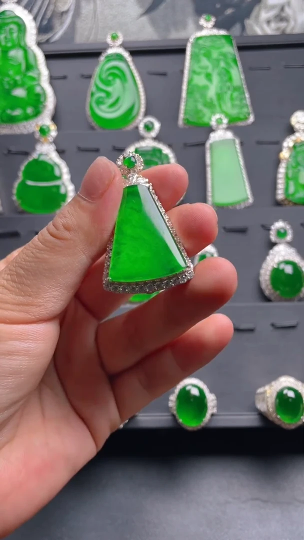 【闪购商品】翡翠吊坠(赠链)未镶嵌1709