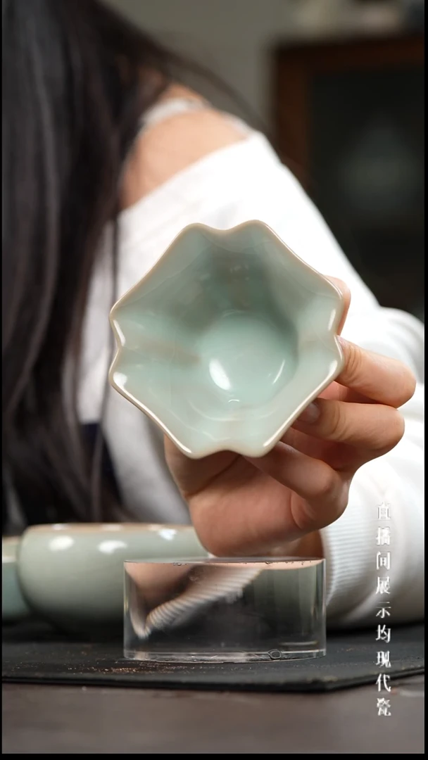 景德镇汝窑杯杯。