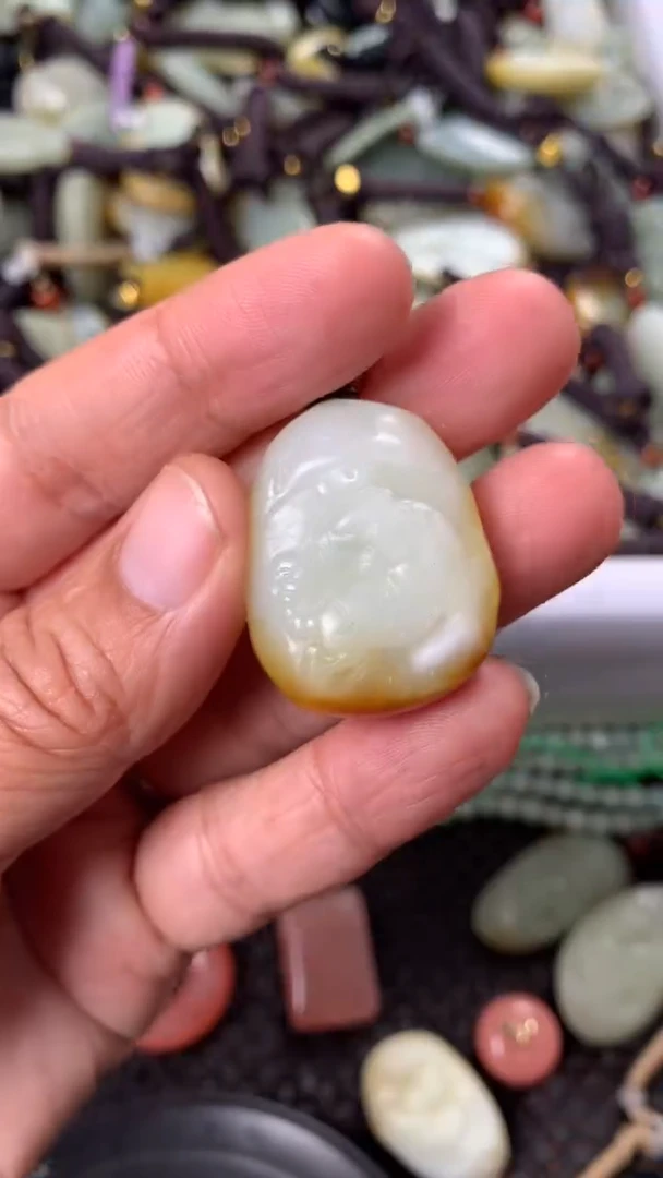 【闪购商品】和田玉颈饰未镶嵌多样性发货没有证书.拍一发一，有瑕