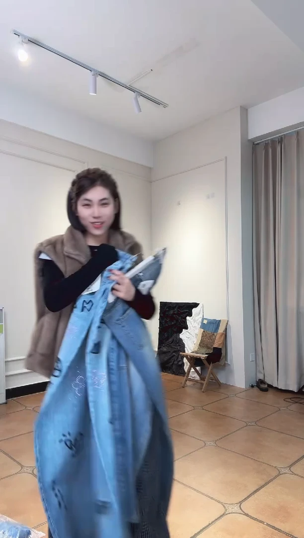 z****l设计师品牌镶钻牛仔裤