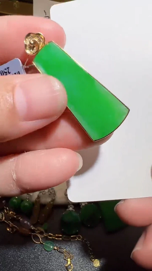 翡翠18K金镶嵌颈饰无事牌