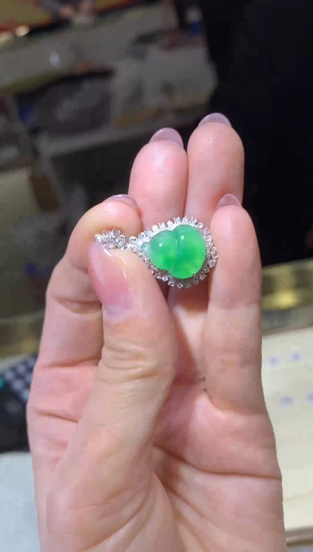 颈饰18K金镶嵌翡翠|不退不换