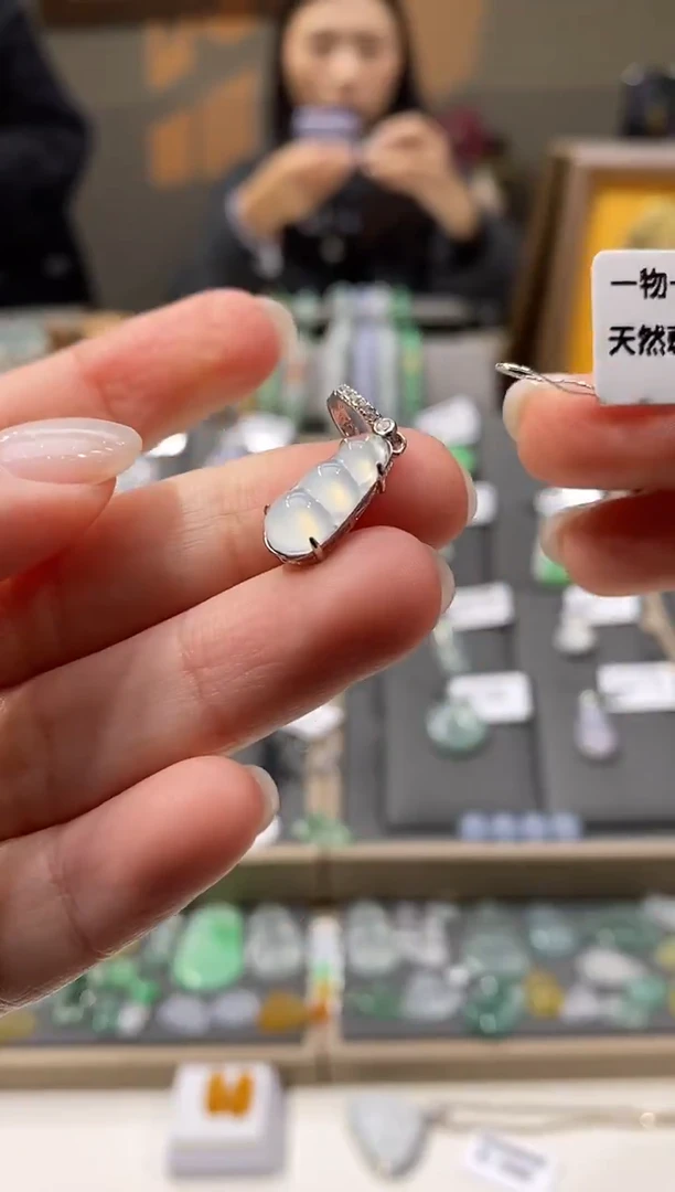 颈饰银S925镶嵌翡翠豆子