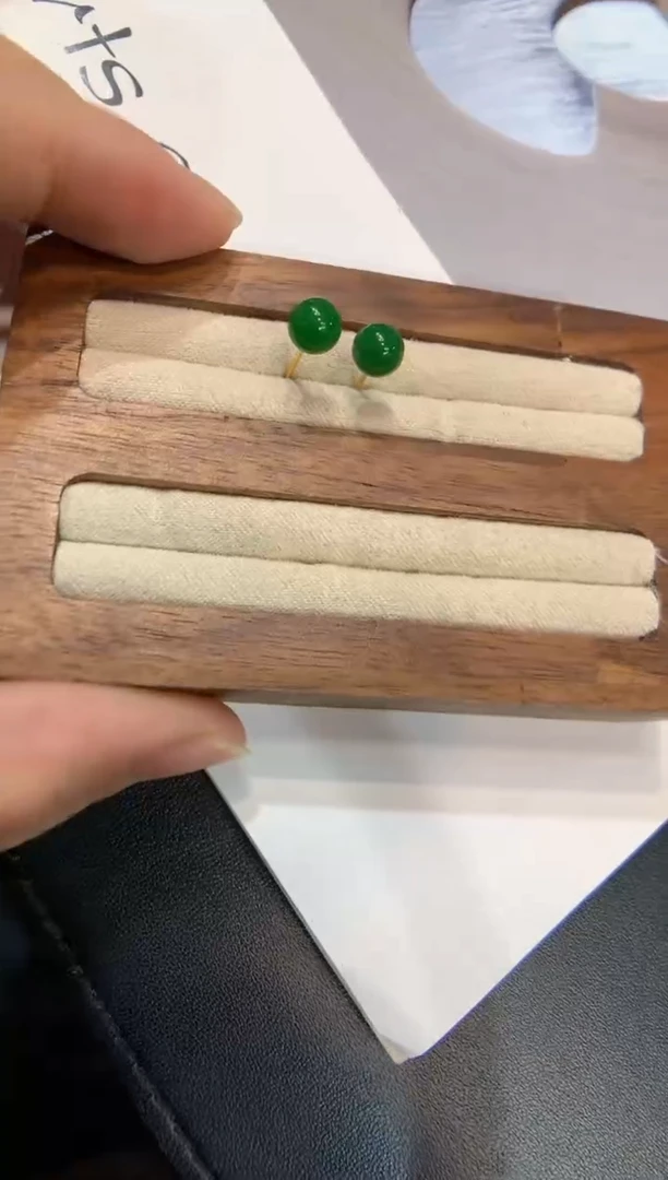 18K金镶嵌翡翠耳饰耳钉