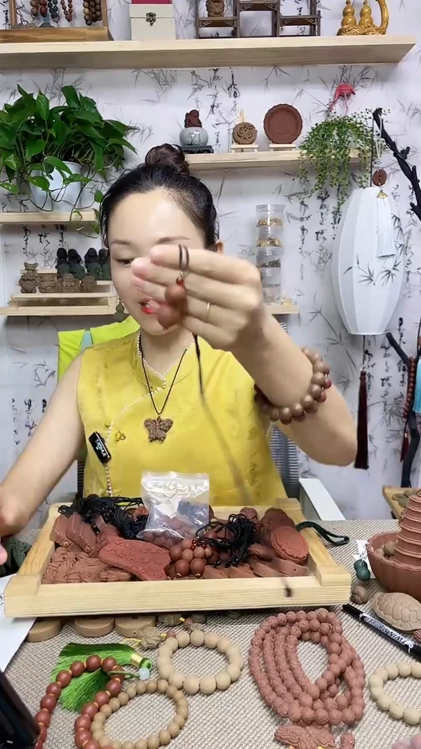 泥塑红麝葫芦锁骨链