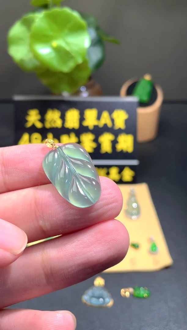 颈饰18K金镶嵌翡翠翡翠A货