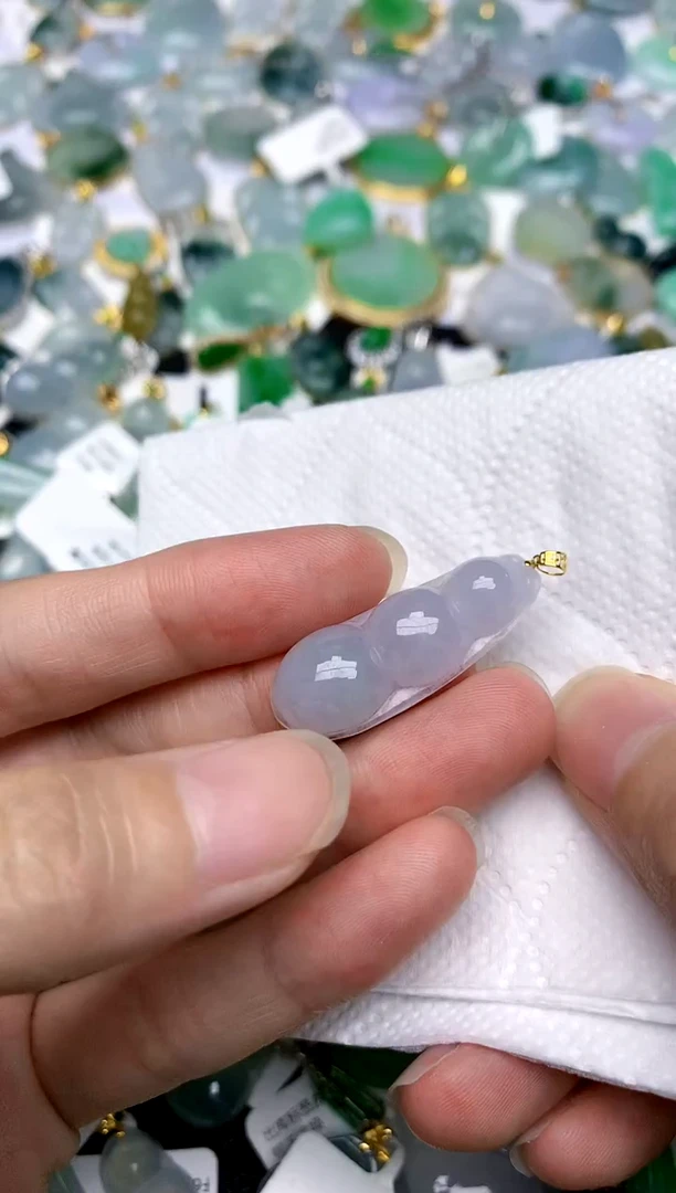 颈饰18K金镶嵌翡翠天然A货翡翠