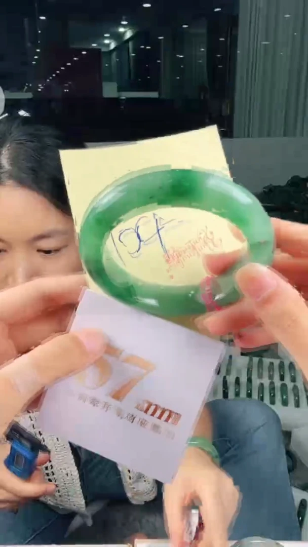 未镶嵌手镯石英质玉（非洲翠）有天然洒金亮片/矿点/棉线104