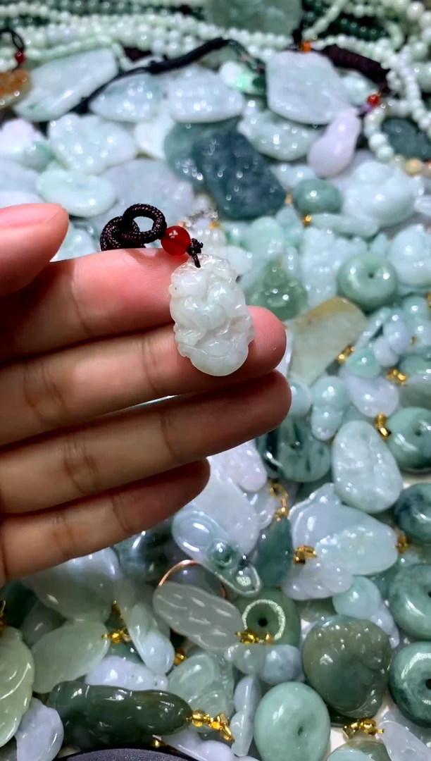 颈饰未镶嵌翡翠狗