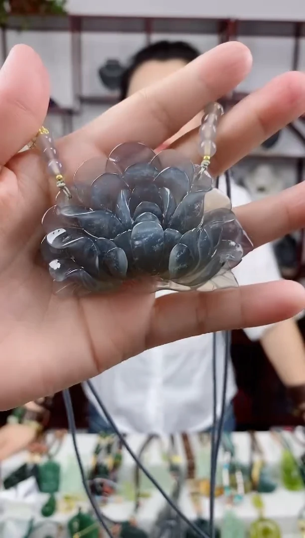 未镶嵌岫玉颈饰花牌