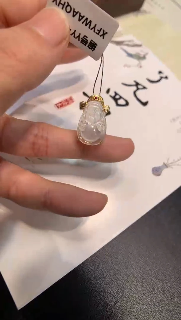 颈饰18K金镶嵌翡翠财神