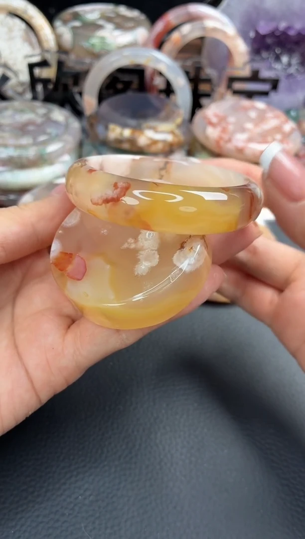 未镶嵌手镯（圆镯）石英质玉52