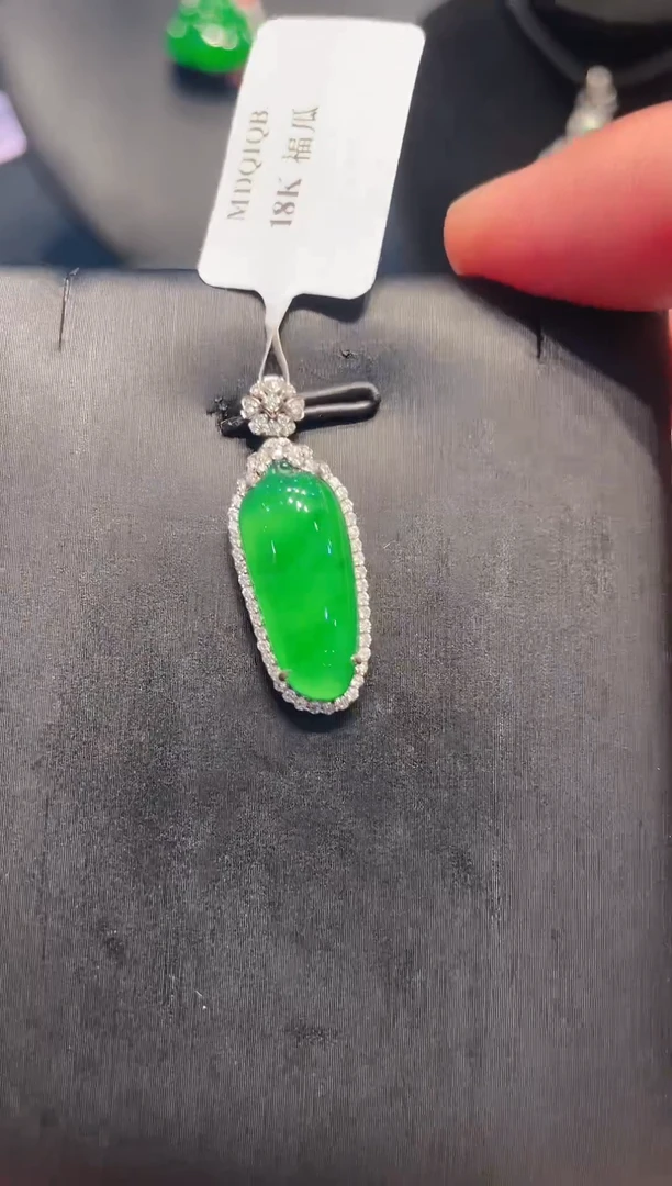 翡翠18K金镶嵌颈饰翡翠A42