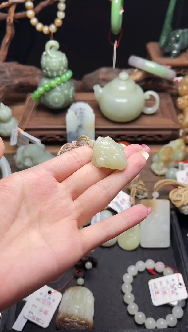 和田玉未镶嵌吊坠(不含链)且末迪克兰 金蟾9004075