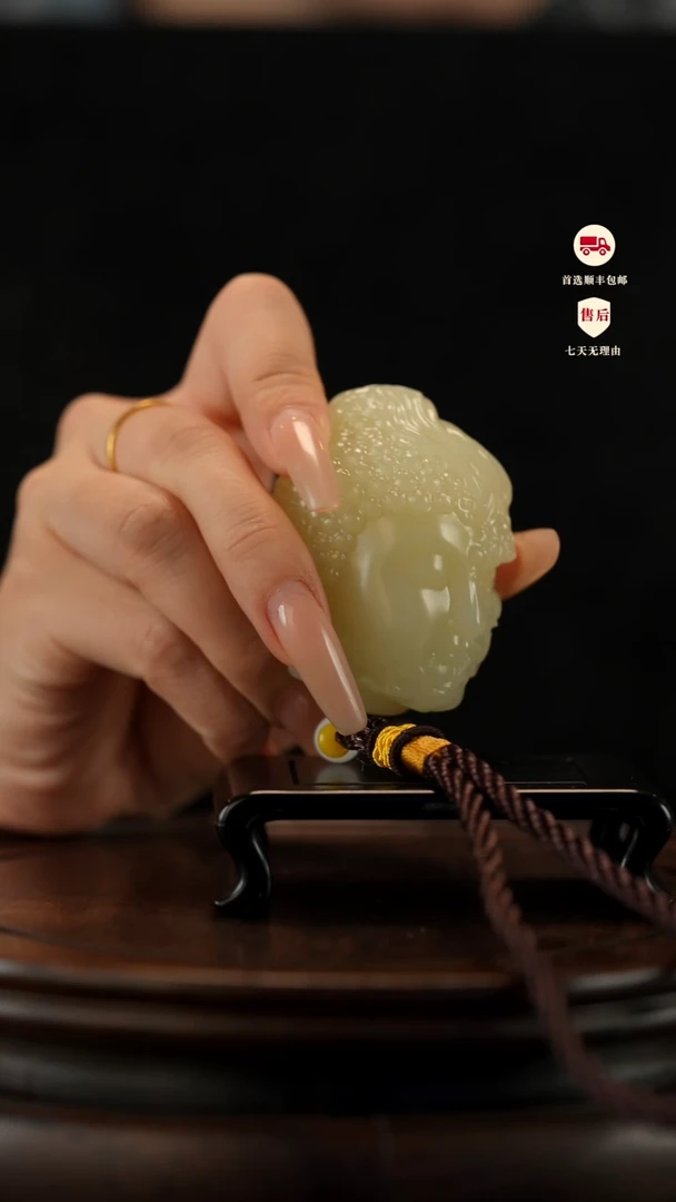云南石竹叶青雕刻：一念之间手把件