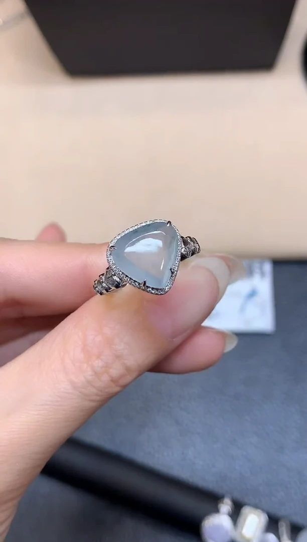 18K金镶嵌戒指翡翠【无服务费