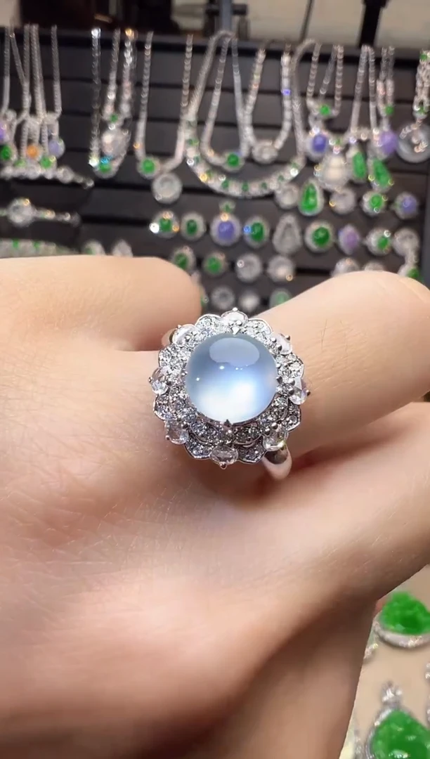 18K金镶嵌戒指翡翠蛋面