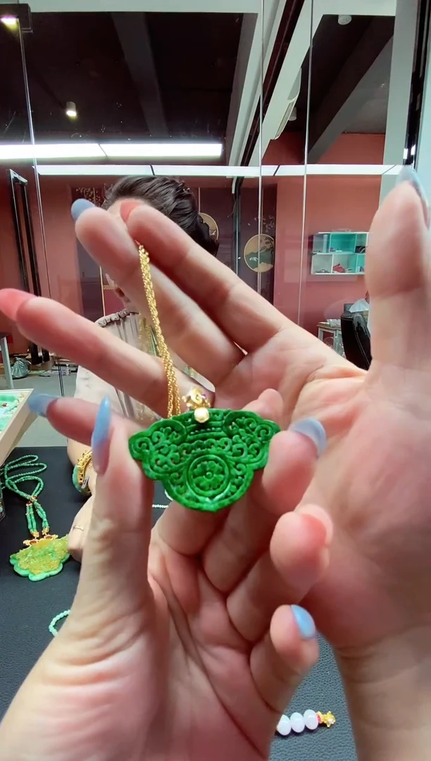 颈饰未镶嵌翡翠麻**仙翡翠吊坠