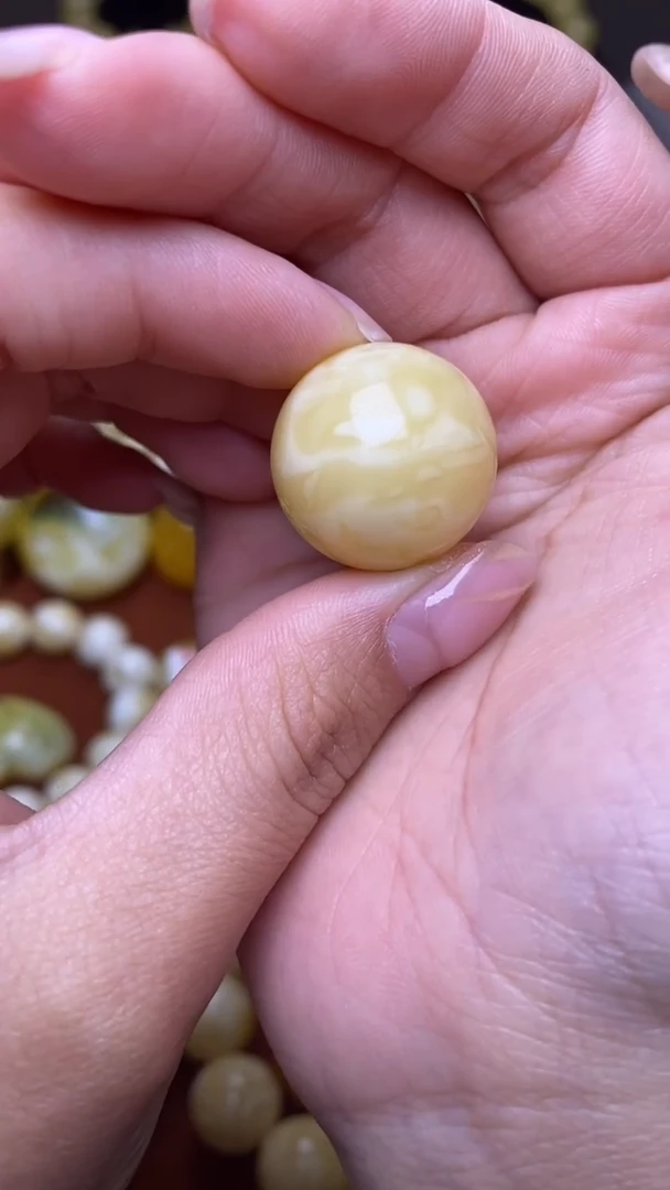 未镶嵌琥珀裸石葵. 76