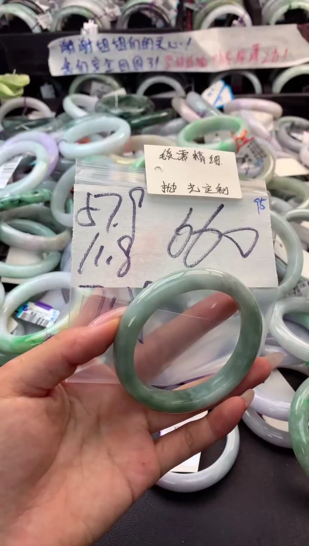 定制翡翠未镶嵌毛货需精细抛光+多人