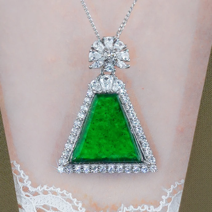 精致豪镶花瓣扣头银镶天然满辣绿翡翠A货龙石梯形无事牌吊坠s88