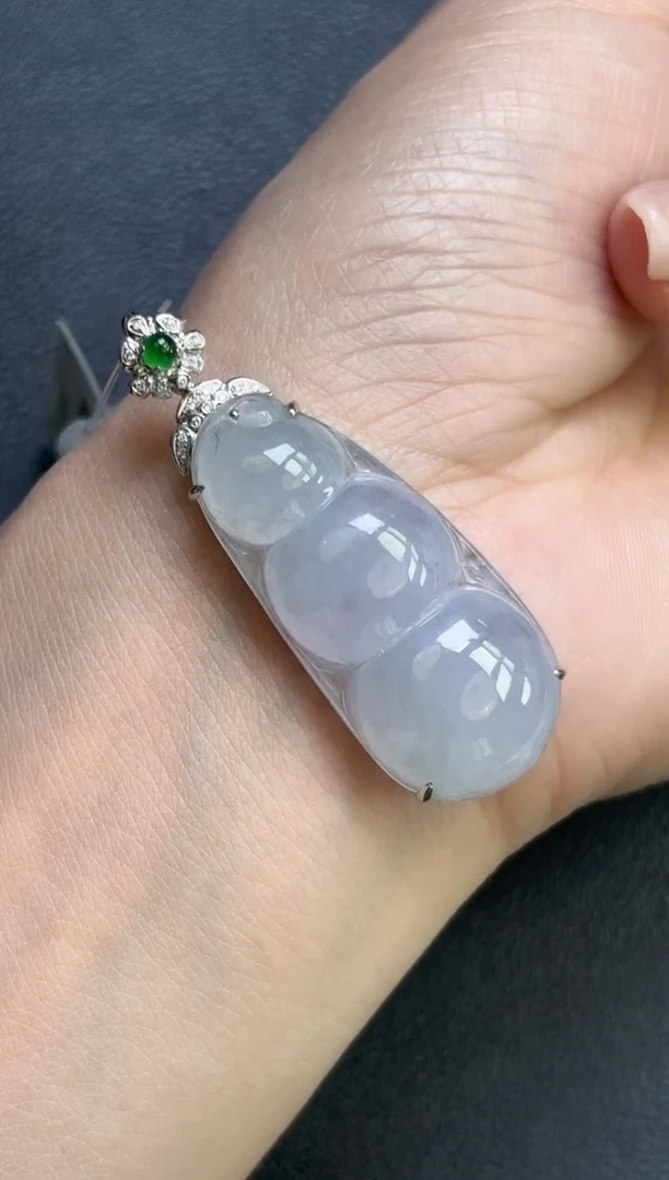 颈饰18K金镶嵌翡翠豆子