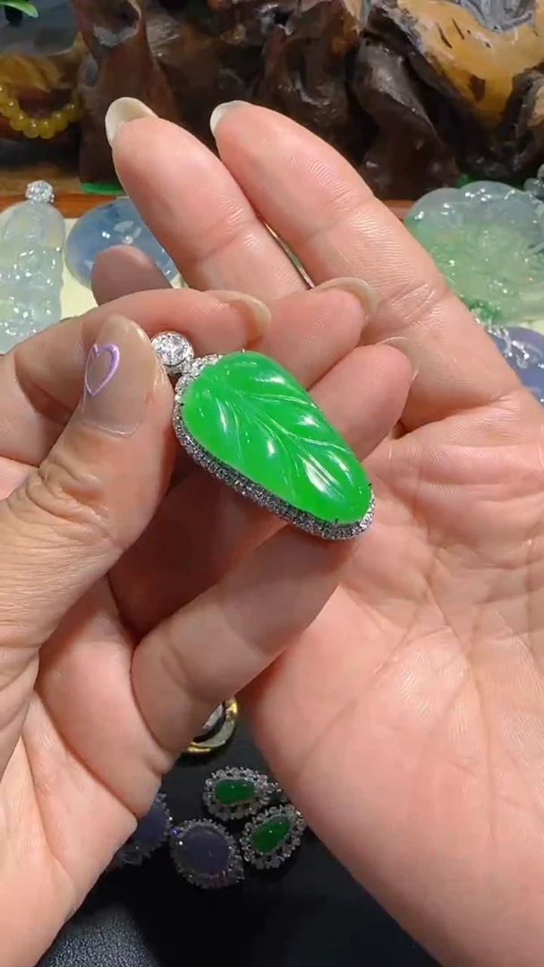 【闪购商品】翡翠吊坠(不含链)18K金镶嵌吊坠