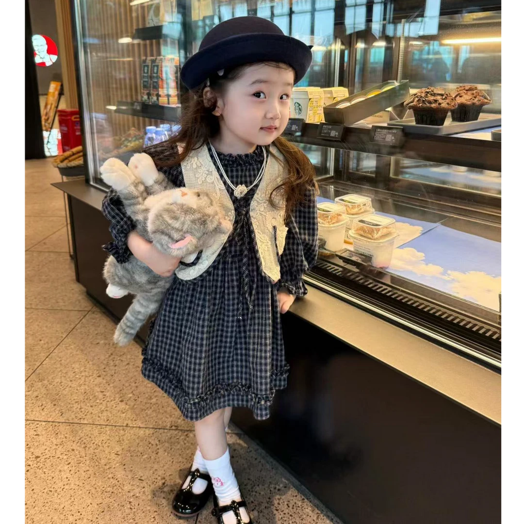 甜小七2025秋季女童复古气质小香风刺绣马甲背心格子连衣裙套装