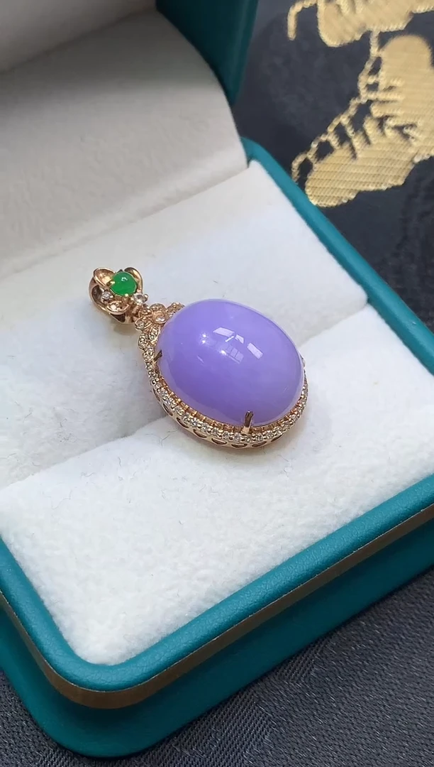 18K金镶嵌挂件翡翠蛋面