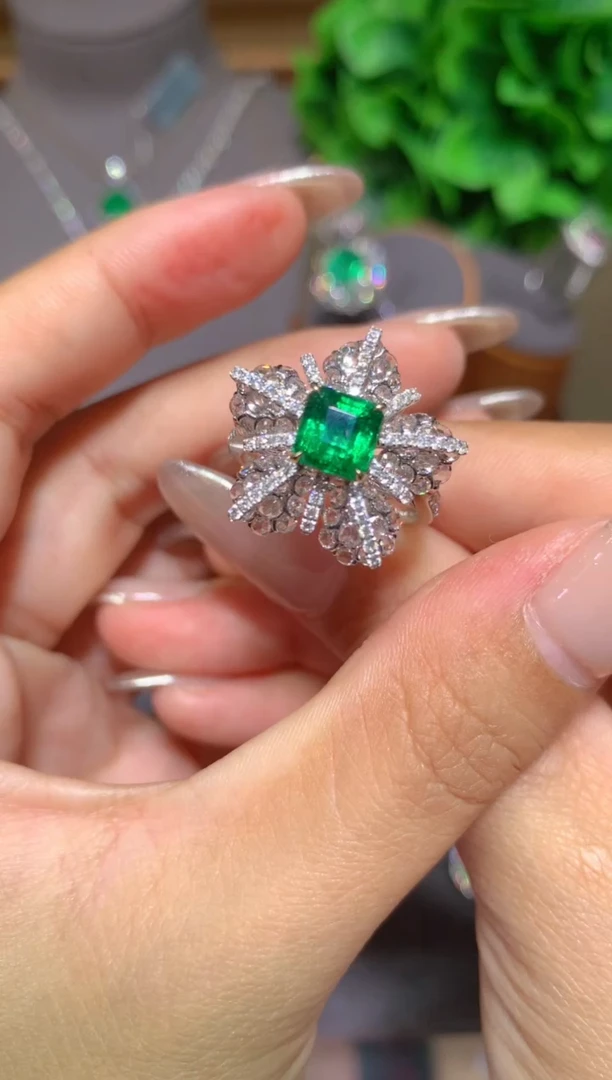 祖母绿戒指18K金镶嵌 1.25ct