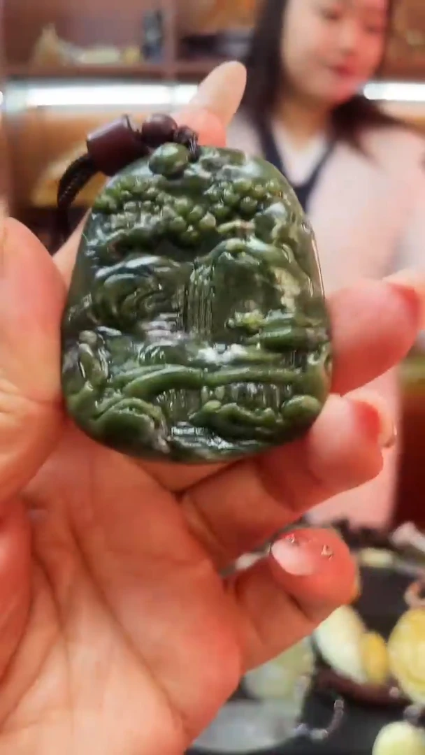 未镶嵌蛇纹石玉吊坠