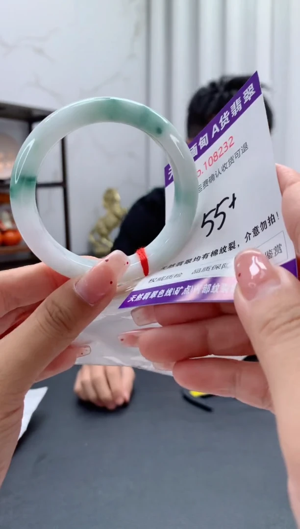 未镶嵌手镯翡翠有纹，完美者勿拍