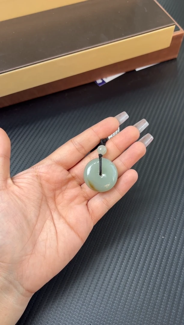 吊坠(赠链)未镶嵌和田玉且末微色差近矿平安扣/9折