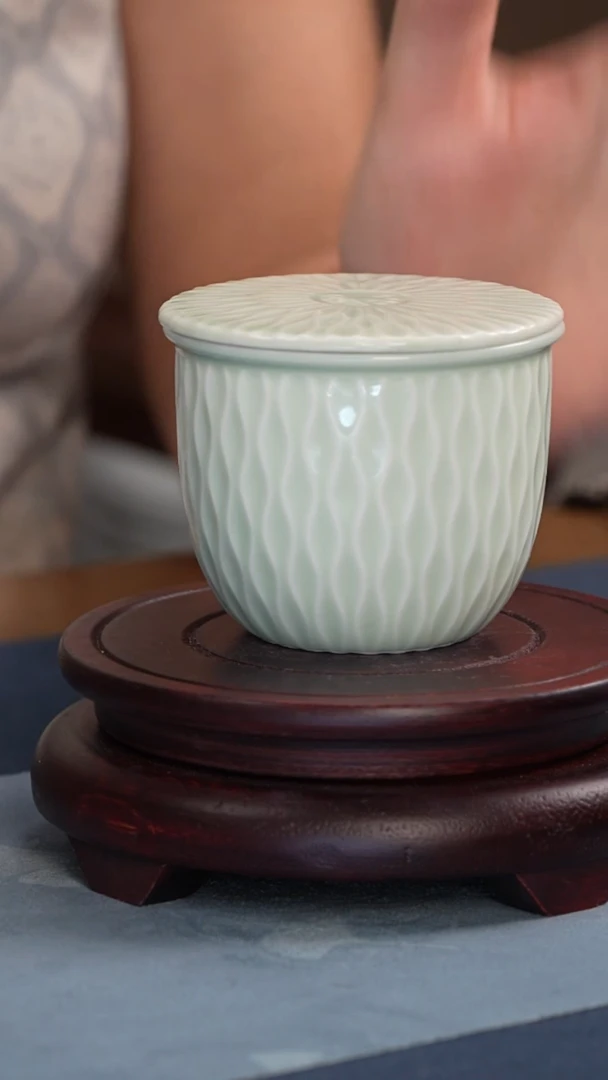 摆件茶叶罐带雕刻1111