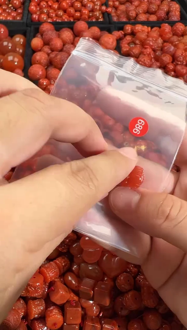 南红玛瑙未镶嵌颈饰1