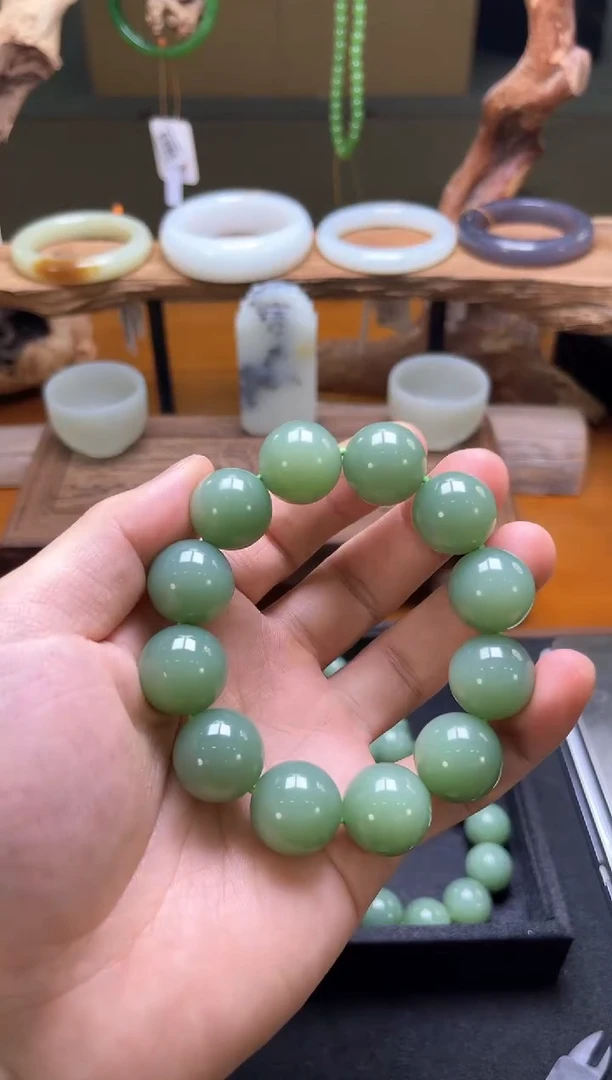 手串未镶嵌和田玉卡18俄料粉青 圆珠 多样性发一
