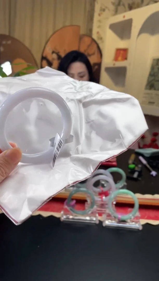 翡翠手镯未镶嵌翡翠手镯6