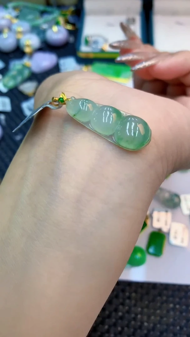 颈饰18K金镶嵌翡翠1