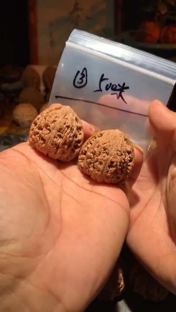 把件桃核丰泰文玩  老树三角密文 35   尺寸左右