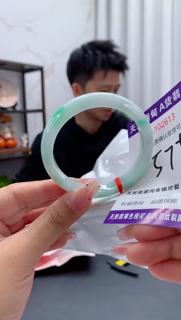 未镶嵌手镯翡翠有纹，完美者勿拍
