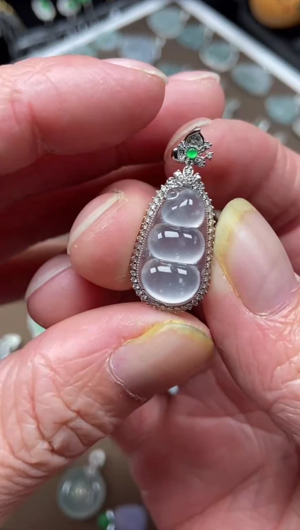 【闪购商品】翡翠吊坠(不含链)18K金镶嵌福豆