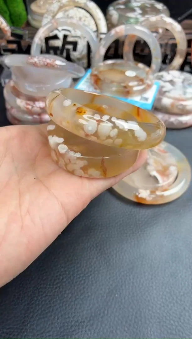 未镶嵌手镯（圆镯）石英质玉57