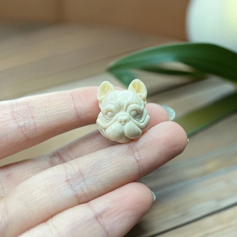 猛犸牙雕刻狗头顶珠生肖狗配饰背云吊坠保真冰料带皮手工