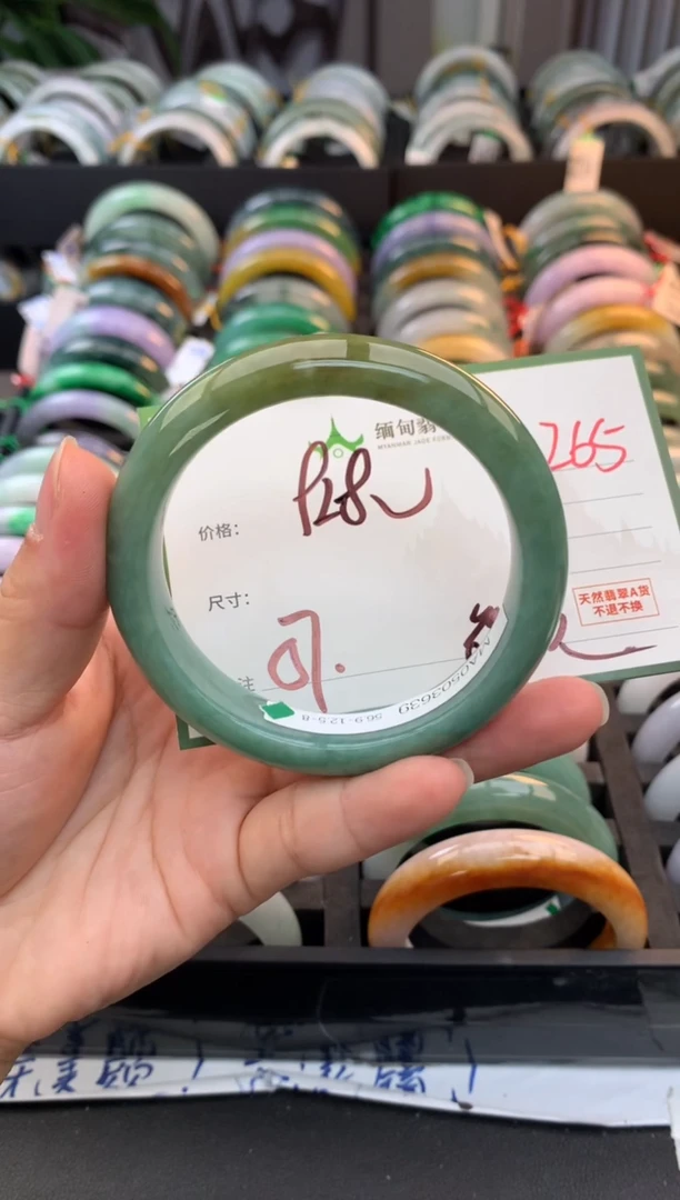 未镶嵌定制翡翠毛货需精细抛光+多人