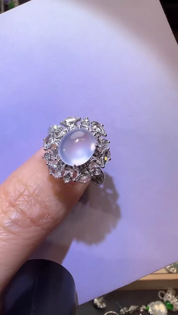 18K金镶嵌戒指翡翠蛋面