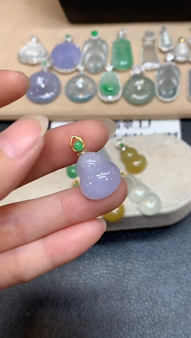 颈饰18K金镶嵌翡翠葫芦【无服务费