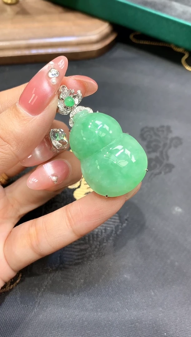 18K金镶嵌挂件翡翠葫芦