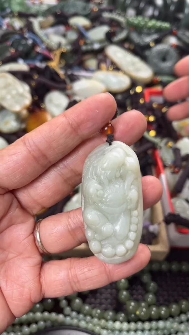 【闪购商品】和田玉颈饰未镶嵌多样性发货没有证书，拍一发一.有瑕