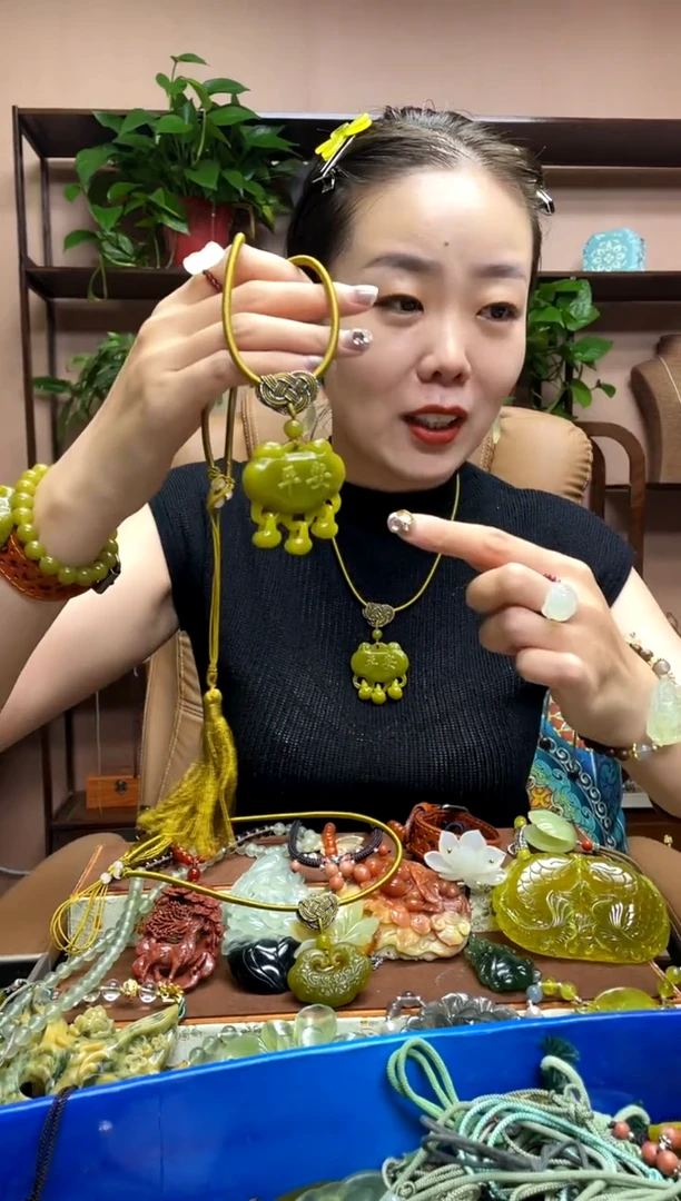 未镶嵌岫玉吊坠多样性发货发其中之一