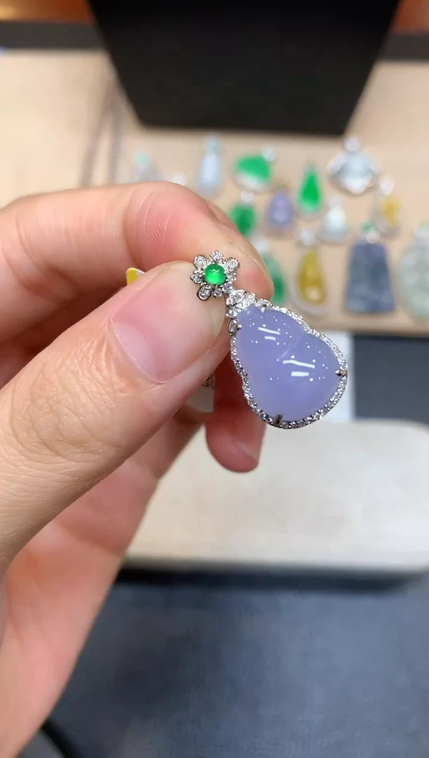 颈饰18K金镶嵌翡翠葫芦【无服务费